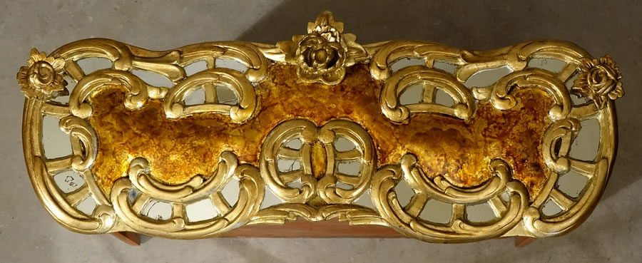Tiroir de commode orné de miroirs et sculpté de roses et pivoines en relief